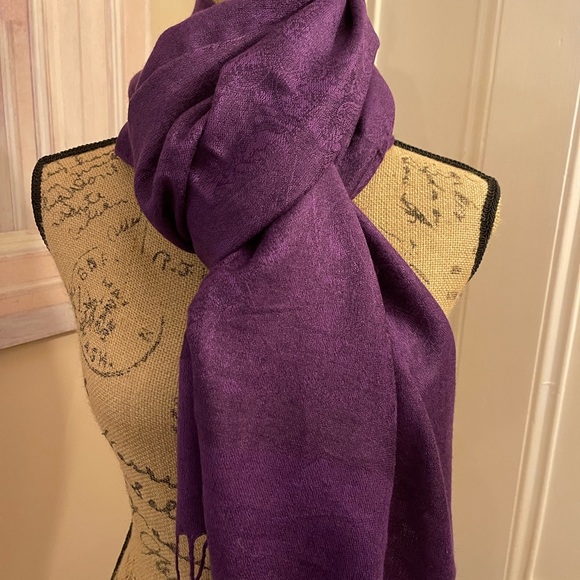 Accessories - Purple pashmina with delicate paisley design